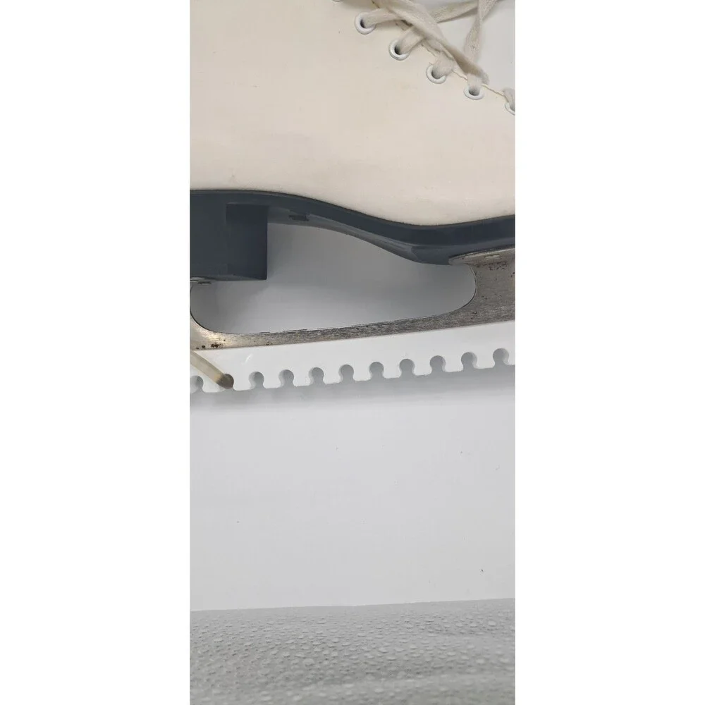 CCM Champion Deluxe Skates Ladies Sz 11 Figure Ice Skates